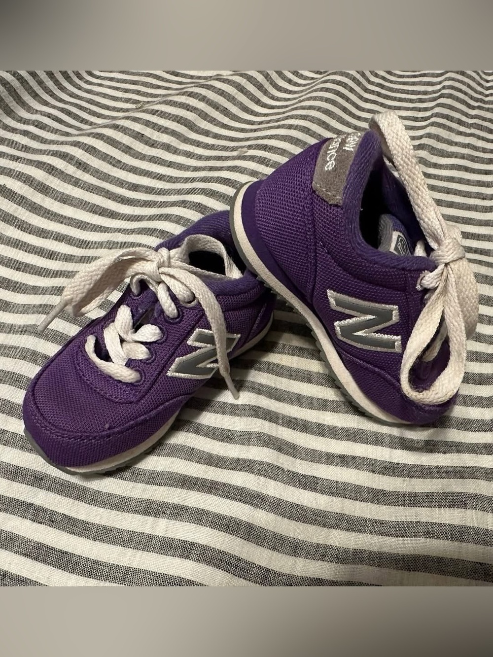 New Balance toddler Purple & White Lace-Up Sneakers sz 5